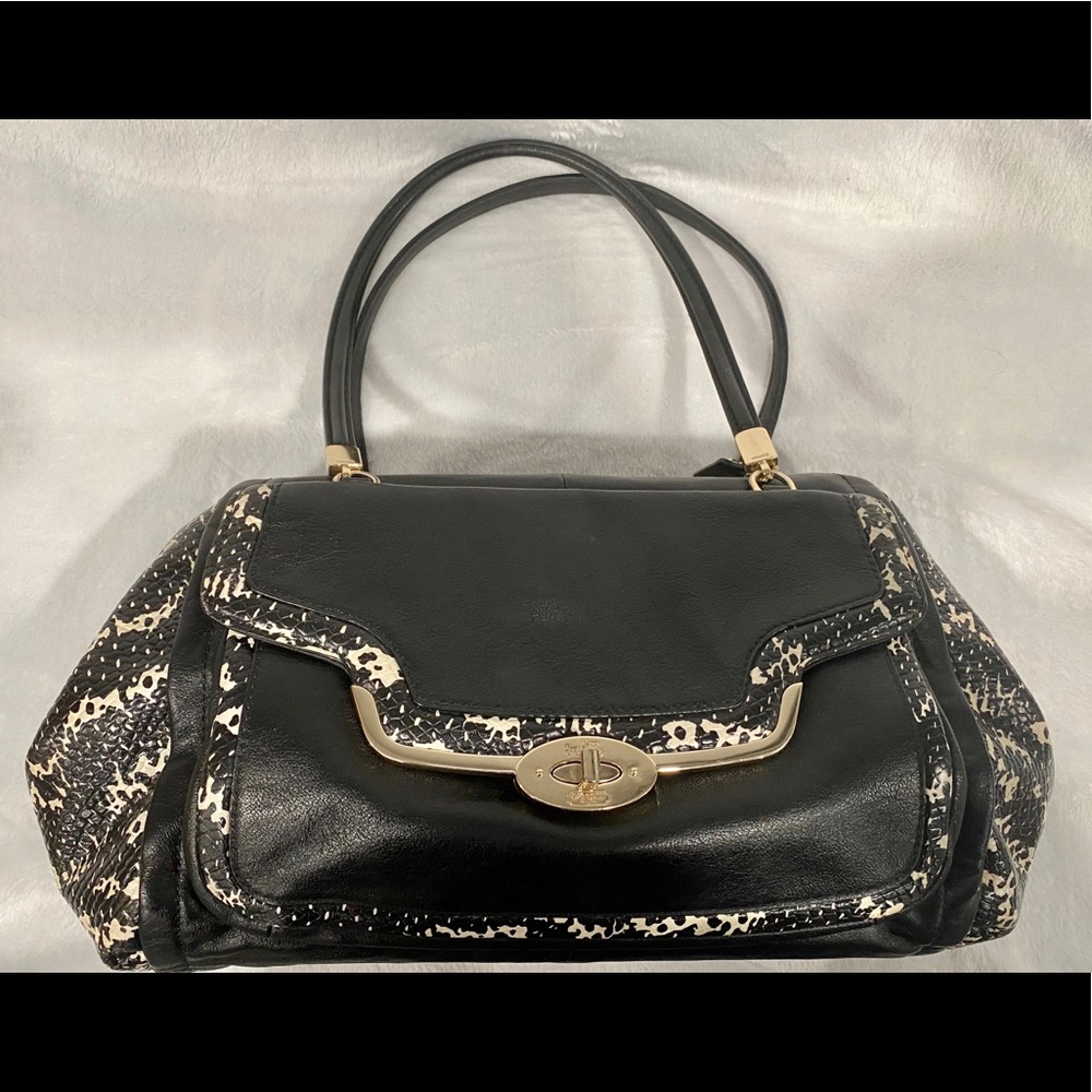 Cute and classy Coach shoulder bag